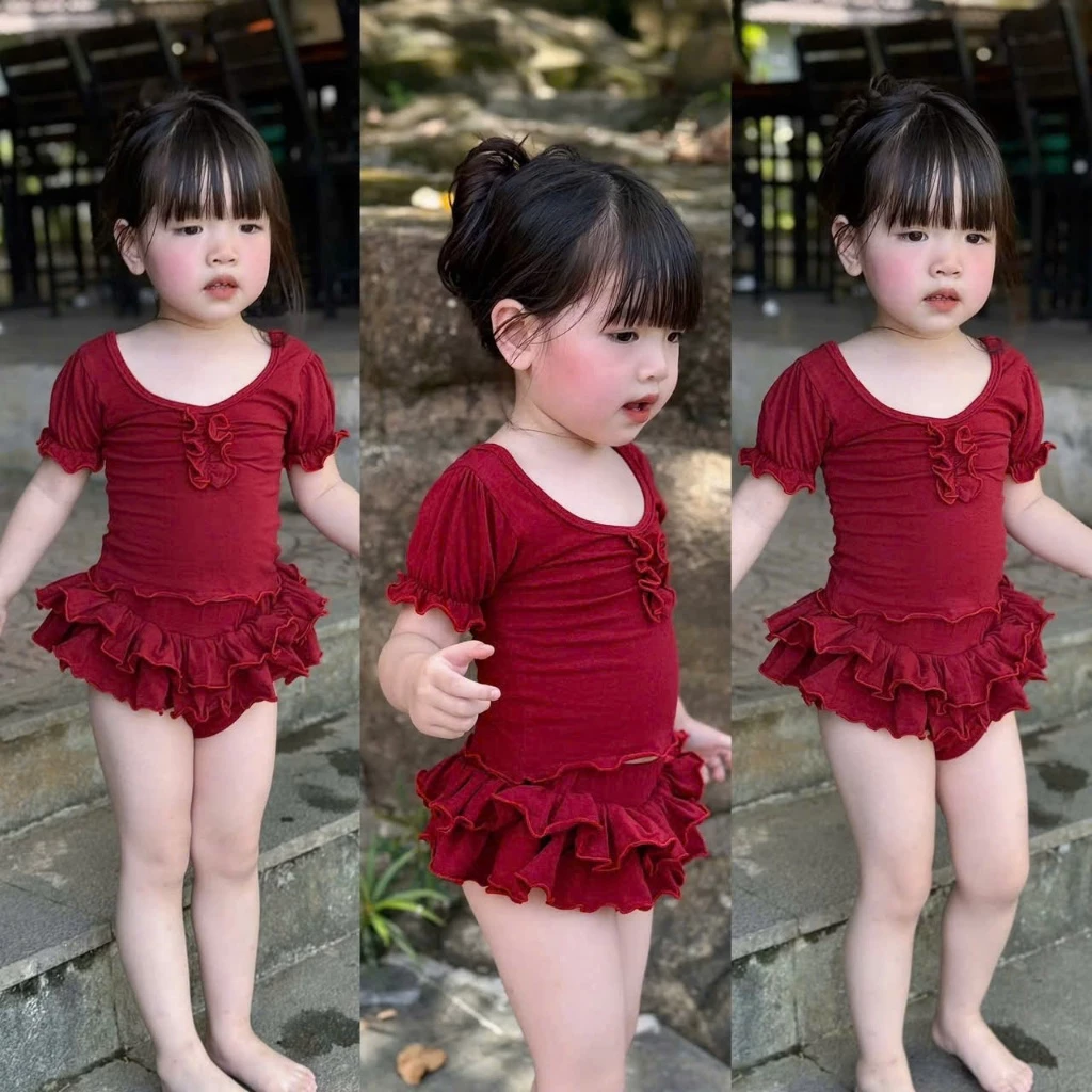 Mặc đồ bơi cho bé gái đi biển như thế nào để vừa xinh vừa an toàn?