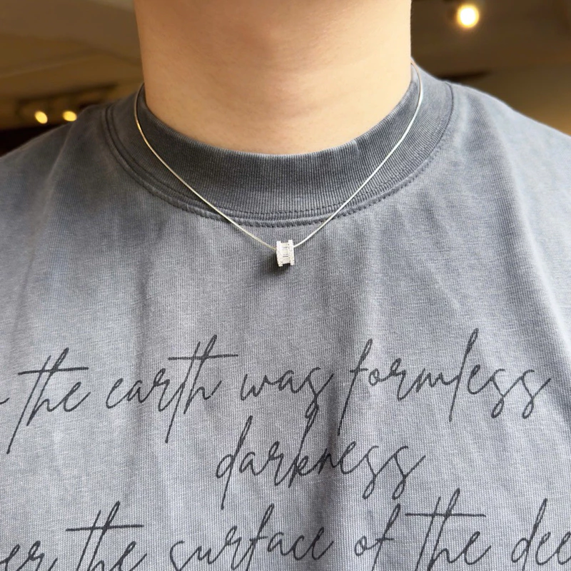 Làm thế nào để dây chuyền bạc nam nữ mặt đá lăn tròn trở thành món trang sức không thể thiếu trong phong cách của bạn?