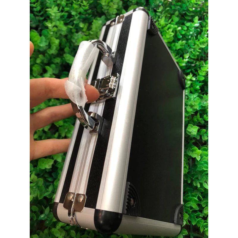 Làm thế nào để bảo quản trang sức khi đi du lịch mà không cần mang cả tủ trang sức?