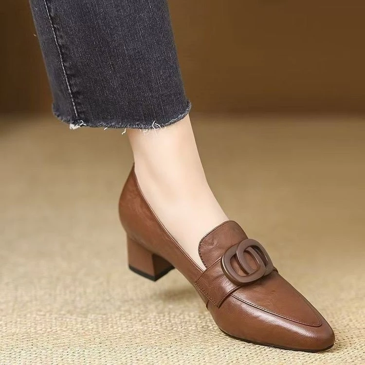 Làm thế nào để chọn giày cao gót mũi nhọn phù hợp với dáng người để không bị đau chân?