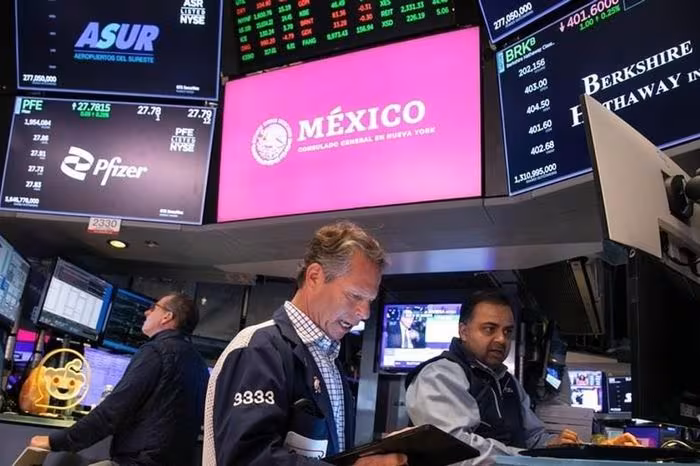 Chứng khoán Mỹ giảm nhẹ: Nhà đầu tư thận trọng trước rủi ro chính sách và kỳ nghỉ lễ