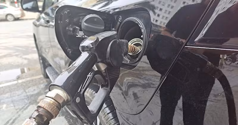 Giá xăng dầu hôm nay 17/1: Đảo chiều tăng nhẹ, chiết khấu & dự báo