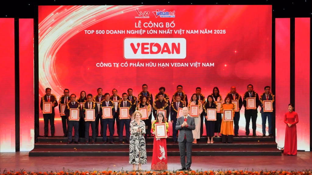 Ph&oacute; Gi&aacute;m đốc Vedan Việt Nam, b&agrave; H&agrave; Thị H&ograve;a B&igrave;nh nhận chứng nhận VNR500