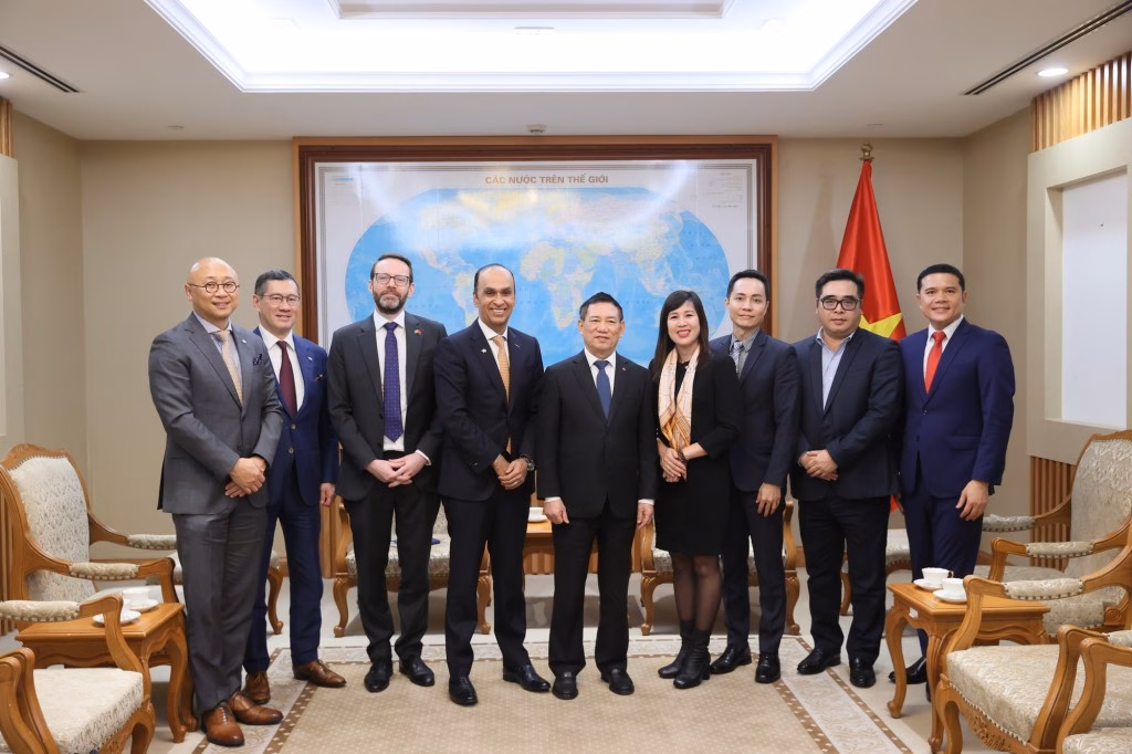 Ph&oacute; Thủ tướng Hồ Đức Phớc c&ugrave;ng đại biểu tại buổi tiếp