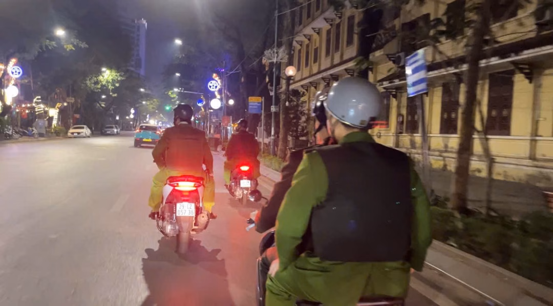 C&ocirc;ng an phường Cửa Nam tiến h&agrave;nh tuần tra c&ocirc;ng khai v&agrave; h&oacute;a trang để bảo vệ an ninh Đại hội