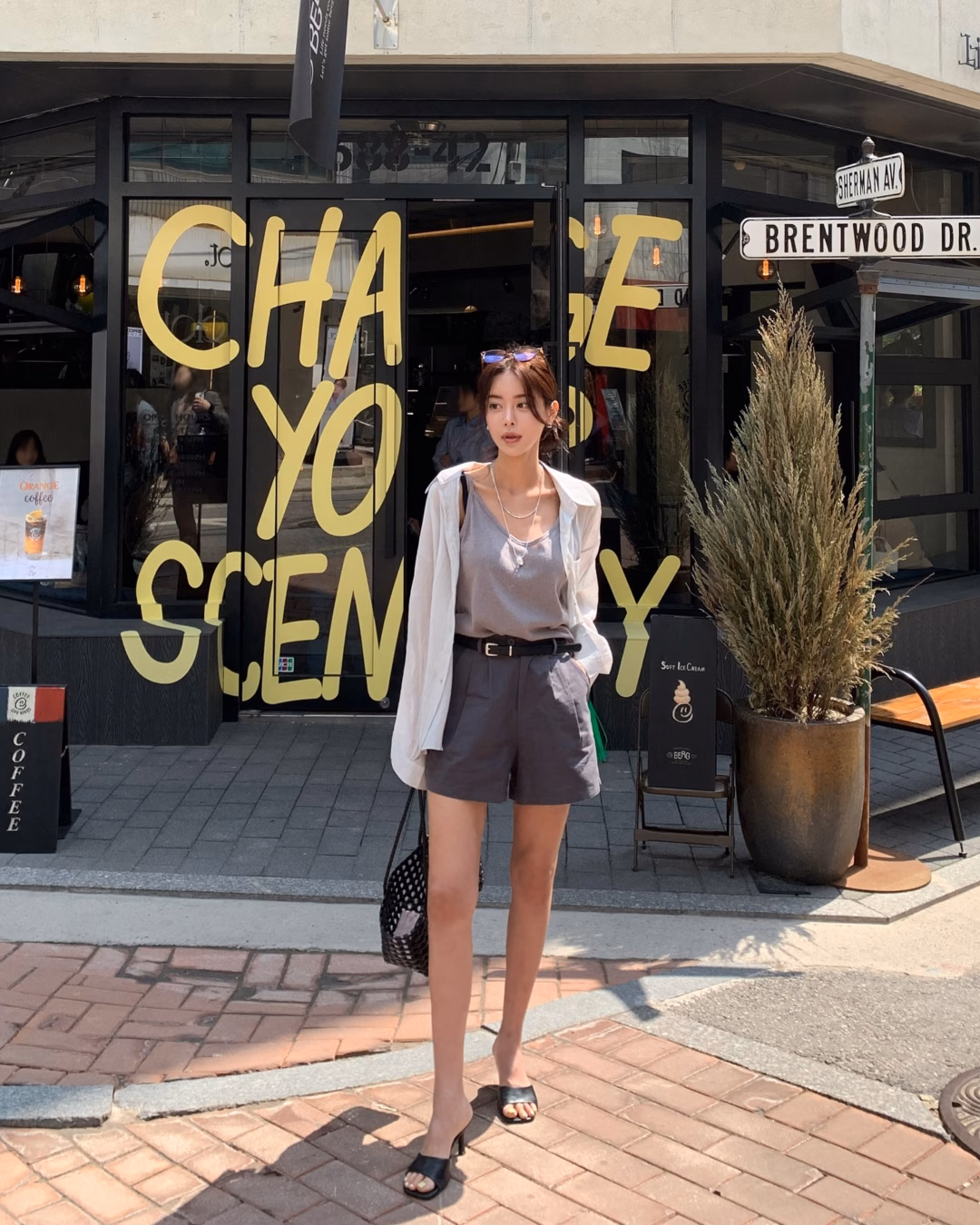 Quần short xám và áo hai dây