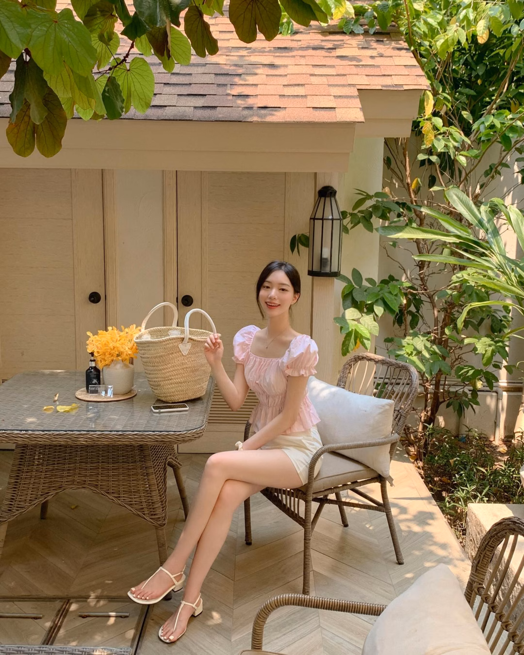 Áo blouse hồng pastel và quần short trắng