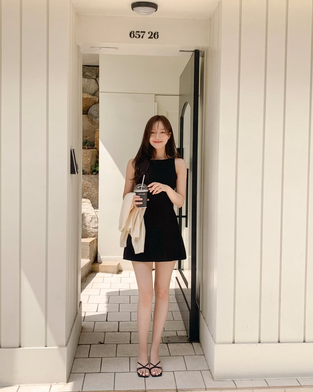 Áo blouse hồng pastel, tay bồng và quần short trắng