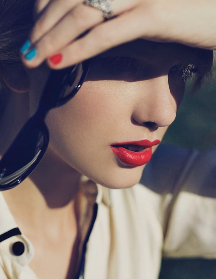 Taylor Swift thường xuyên xuất hiện với màu son đỏ nổi bật