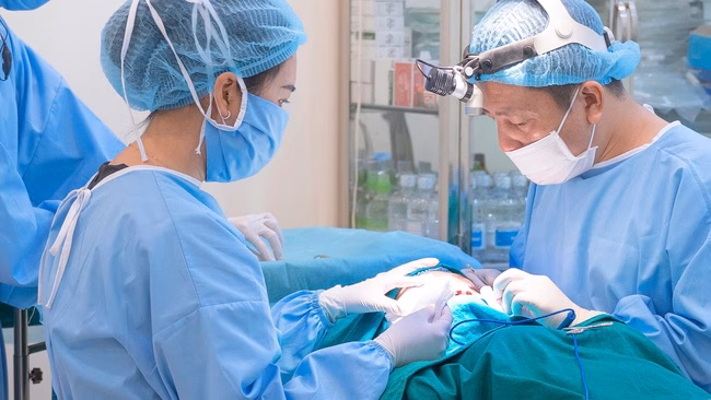 Bác sĩ thực hiện tiểu phẫu làm đẹp mắt