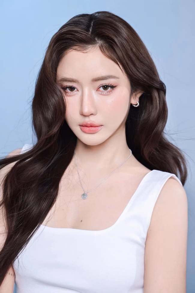 Bích Phương với dáng môi giọt nước