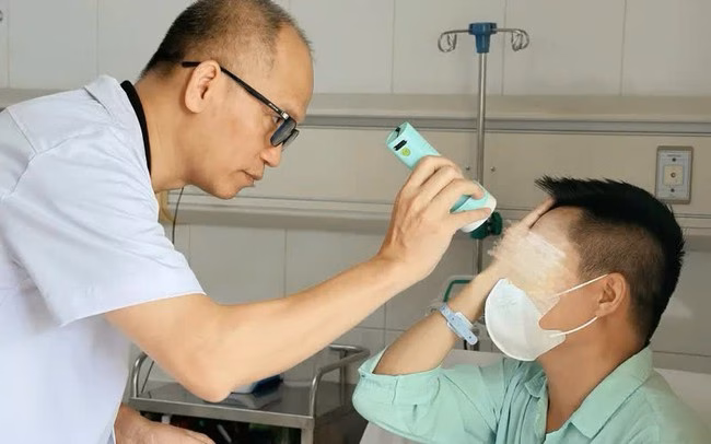 PGS.TS Nguyễn Hồng Hà thăm khám cho nam bệnh nhân có nguy cơ mù mắt vì tiêm filler tại Spa