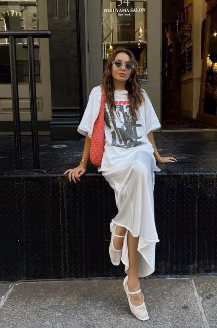 6 Món Quần Áo Có Thể “Gây Hại” Cho Tủ Đồ Của Bạn Thay vì chọn những chiếc áo thun giá rẻ, hãy ưu tiên đầu tư vào những sản phẩm chất lượng. Áo thun làm từ cotton tốt, có form chuẩn và đường may chắc chắn sẽ bền đẹp hơn sau nhiều lần giặt. Dù giá cao hơn một chút, nhưng về lâu dài, bạn sẽ tiết kiệm được chi phí và luôn giữ được vẻ ngoài chỉn chu.