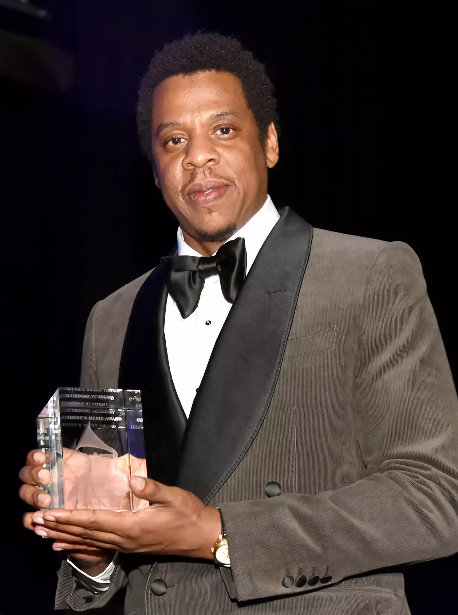 Chiều cao của Ariana Grande, Jonathan Bailey và Kim Kardashian Jay-Z accepts award onstage during the Clive Davis and Recording Academy Pre-GRAMMY Gala and GRAMMY Salute to Industry Icons Honoring Jay-Z on January 27, 2018 in New York City