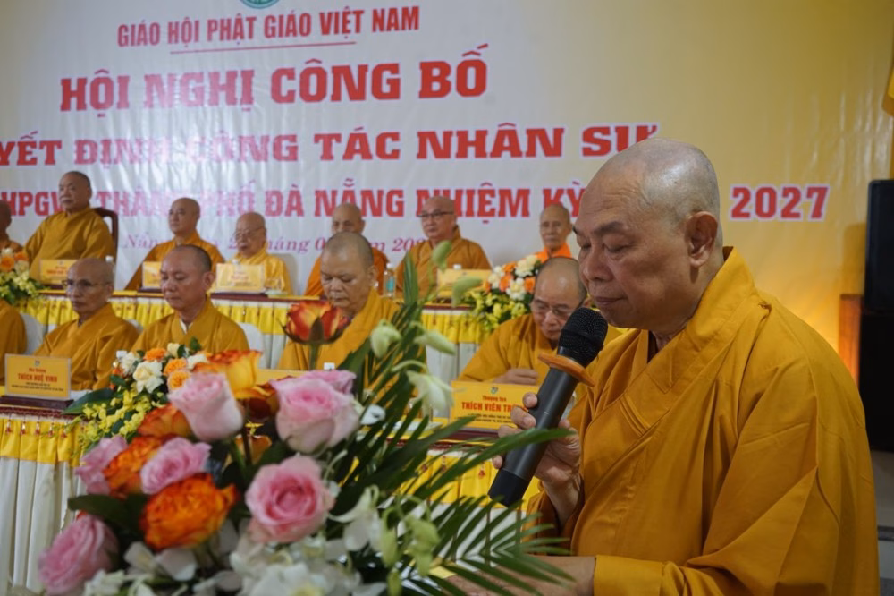 Công bố quyết định nhân sự Ban Trị sự Phật giáo TP Đà Nẵng nhiệm kỳ mới Sau lời phát biểu khai mạc của Hòa thượng Thích Từ Nghiêm, Hội nghị đã trân trọng đón nhận những lẵng hoa tươi thắm của Ban Thường trực HĐTS, Văn phòng 2 Trung ương GHPGVN và các cơ quan ban ngành Thành phố chúc mừng Hội nghị.