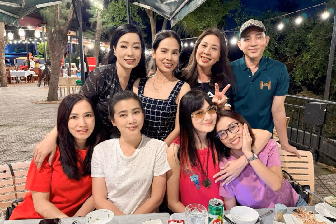 Công Lý – Hòa Minzy căng thẳng vì cách vợ gọi chồng NSND Trịnh Kim Chi, NSƯT Tuyết Thu, nghệ sĩ Hữu Tiến, người đẹp Hiền Mai... họp mặt.