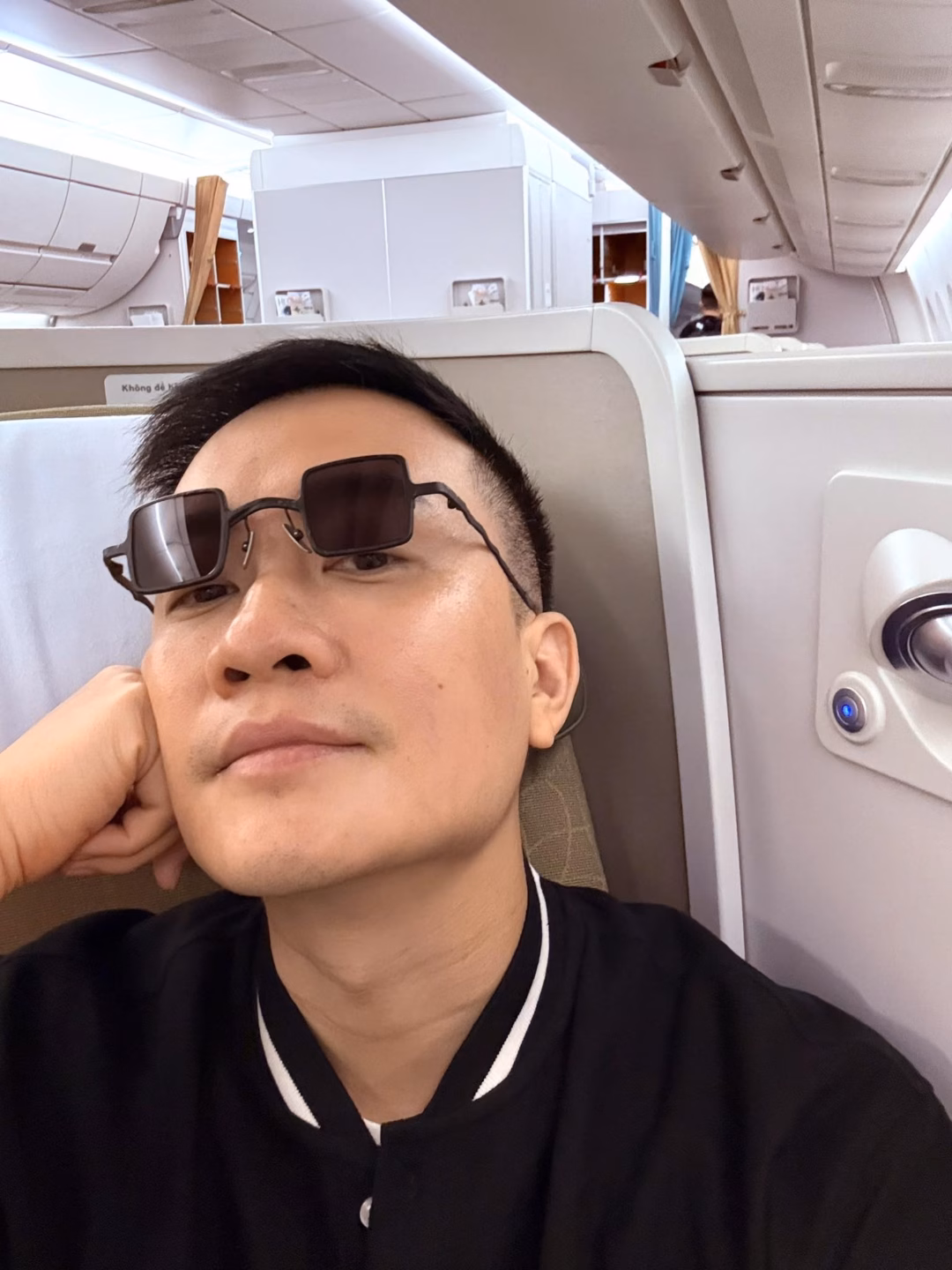 Công Lý – Hòa Minzy căng thẳng vì cách vợ gọi chồng Diễn viên Lương Mạnh Hải thư giãn trên chuyến bay.