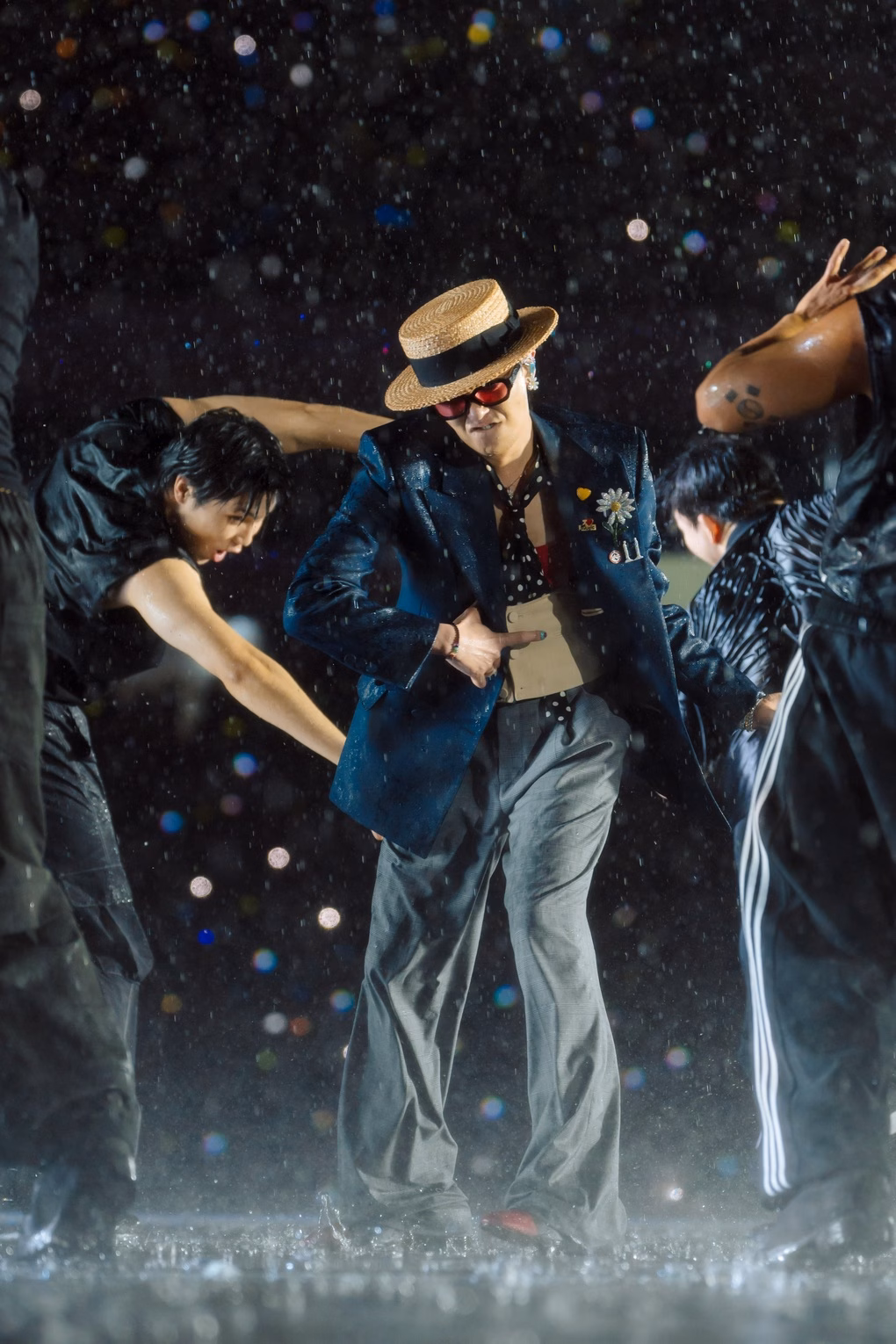 G-Dragon – Cứu cánh truyền thông với cát-xê triệu đô G-Dragon là nhân tố then chốt khiến SVĐ Mỹ Đình cháy vé với hơn 40 nghìn khán giả