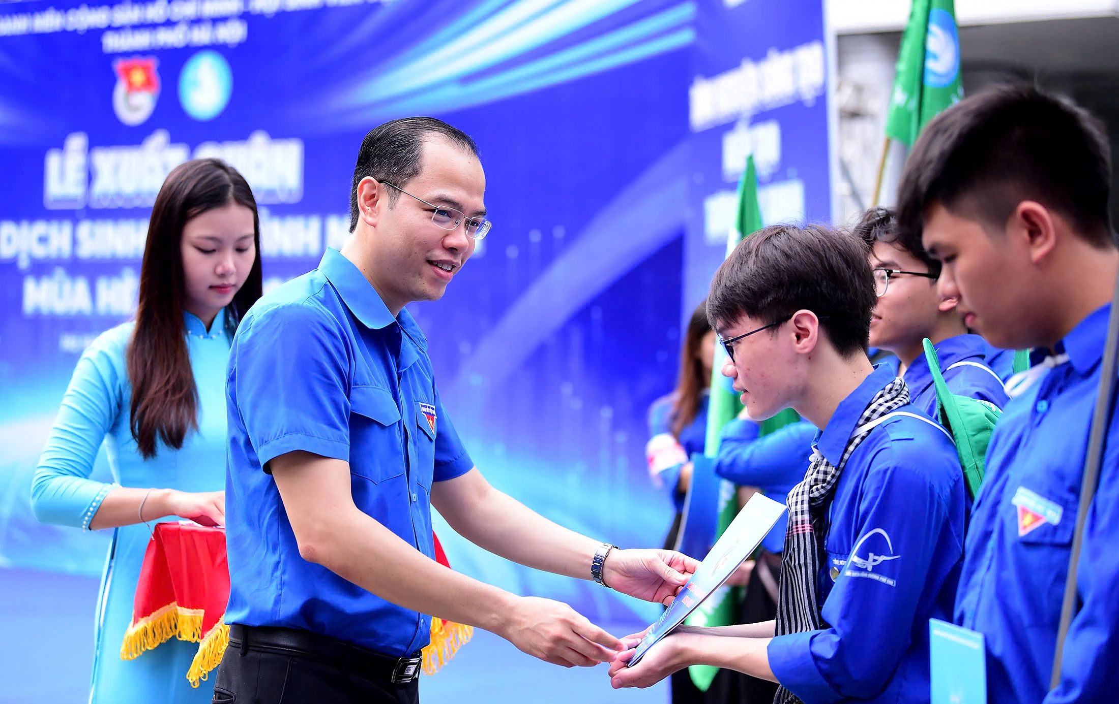 Anh Nguyễn Tiến Hưng trao quà cho các đội hình tình nguyện tại lễ xuất quân