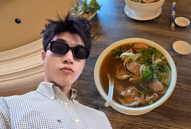 HIEUTHUHAI ăn phở ở Las Vegas, nói một câu khiến fan cười HIEUTHUHAI bất ngờ tuyên bố 1 câu về món phở Việt Nam khi đang ở nước ngoài- Ảnh 2.