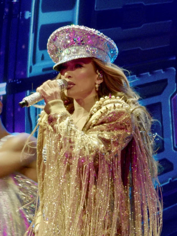 Jennifer Lopez biểu diễn ‘nóng bỏng’ tại Ba Lan, xử lý thần tốc sự cố váy diễn