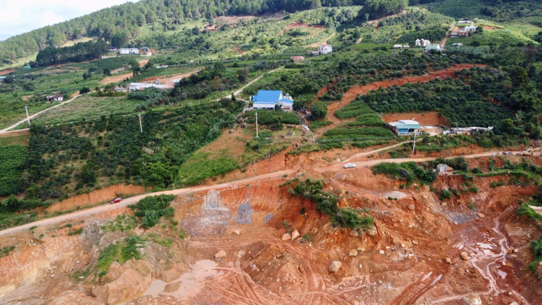 Đến giữa năm 2023, dự án xảy ra sự cố sạt trượt, sụt lún đất ở khu vực gần một số công trình. Cụ thể: Tại khu vực sườn đồi vai phải đập, sát với khu vực thi công xây dựng hồ xuất hiện một số vết nứt có chiều rộng từ 20-30cm, ngang qua khu vực sản xuất và sinh sống của một số hộ.