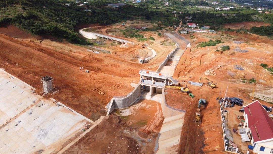 Đến ngày tháng 8/2024, UBND huyện Lâm Hà thông tin đã ban hành 2 quyết định xử phạt vi phạm hành chính liên quan đến các vi phạm tại dự án hồ chứa nước Đông Thanh.