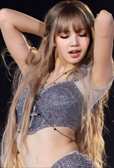 Lisa (BlackPink) khoe visual đỉnh cao, thần thái khiến dân tình không thể rời mắt