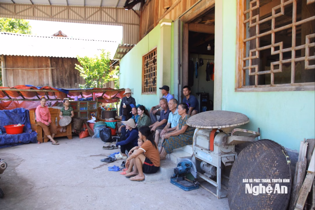 7 hộ mất nhà đang trú tạm tại nhà ông Lương Văn Xuân. Ảnh: Ngân Hạnh
