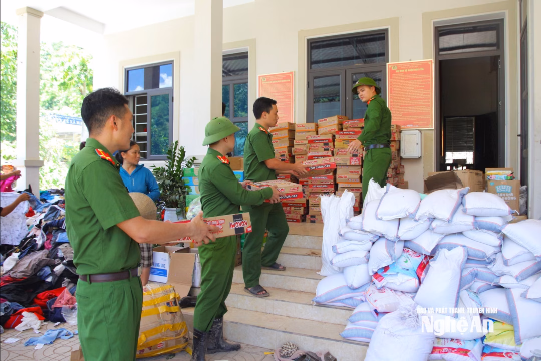Lực lượng Công an xã Nhôn Mai tiếp nhận và phân phối hàng cứu trợ. Ảnh: Ngân Hạnh
