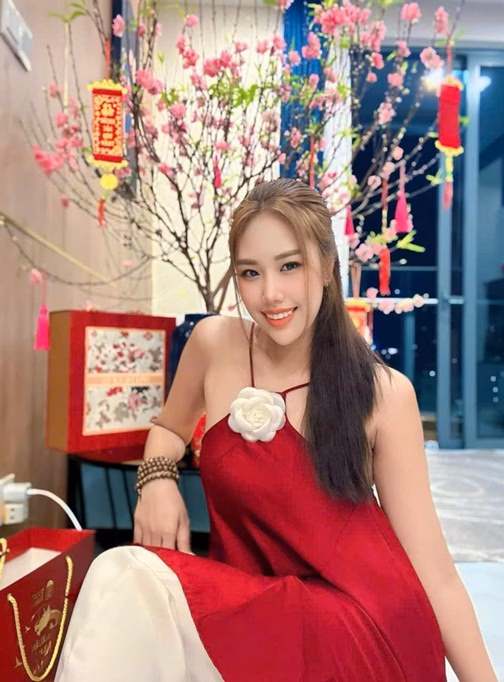 Quang Minh Dành Sự Quan Tâm Cho Vợ Sau Sinh Vợ 2 kém 37 tuổi của Quang Minh: "Chồng thưởng tiền lớn cho tôi"- Ảnh 2.