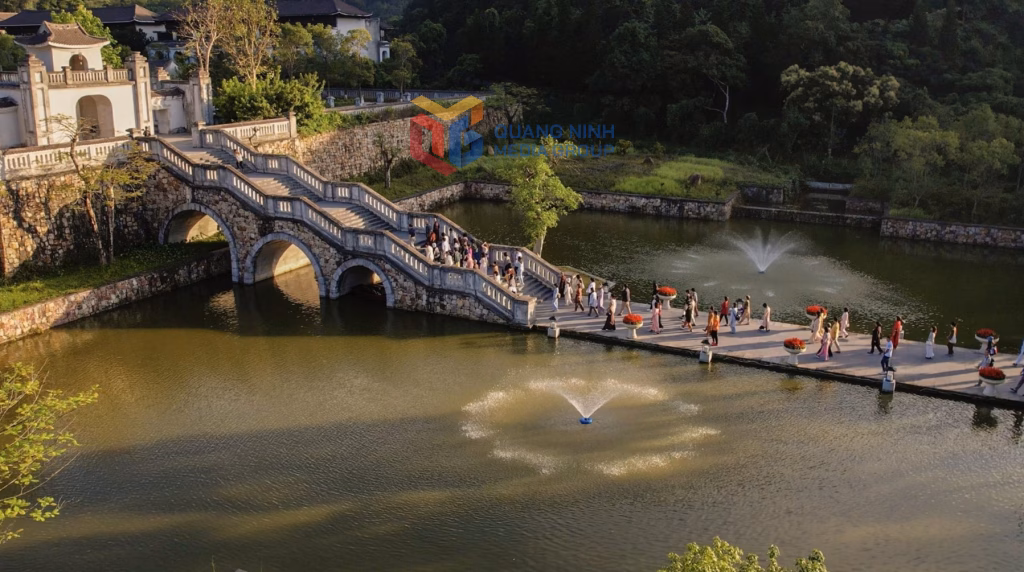 Quảng Ninh ‘bùng nổ’ du lịch sau đại dịch Covid-19 Du khách hành hương về Yên Tử.