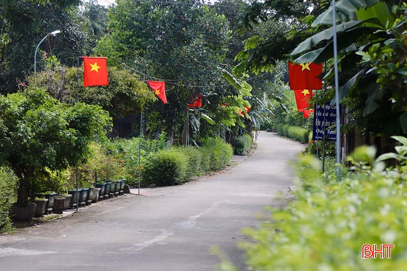 Xã Sơn Kim 1 và Sơn Kim 2: Khởi đầu chặng đường mới với cam kết phát triển bền vững Nhân dân xã Sơn Kim 1 đã chỉnh trang, làm đẹp thôn xóm chào mừng Đại hội Đảng bộ xã.