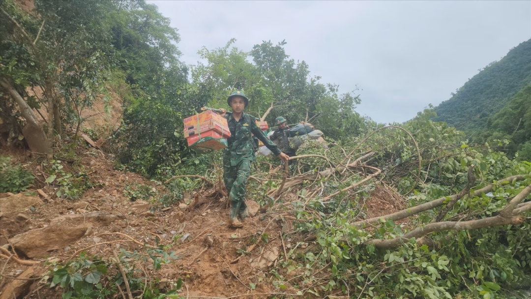 Do nhiều đoạn đường sạt lở nghiêm trọng nên cán bộ, chiến sĩ phải gánh lương thức đến điểm tập kết