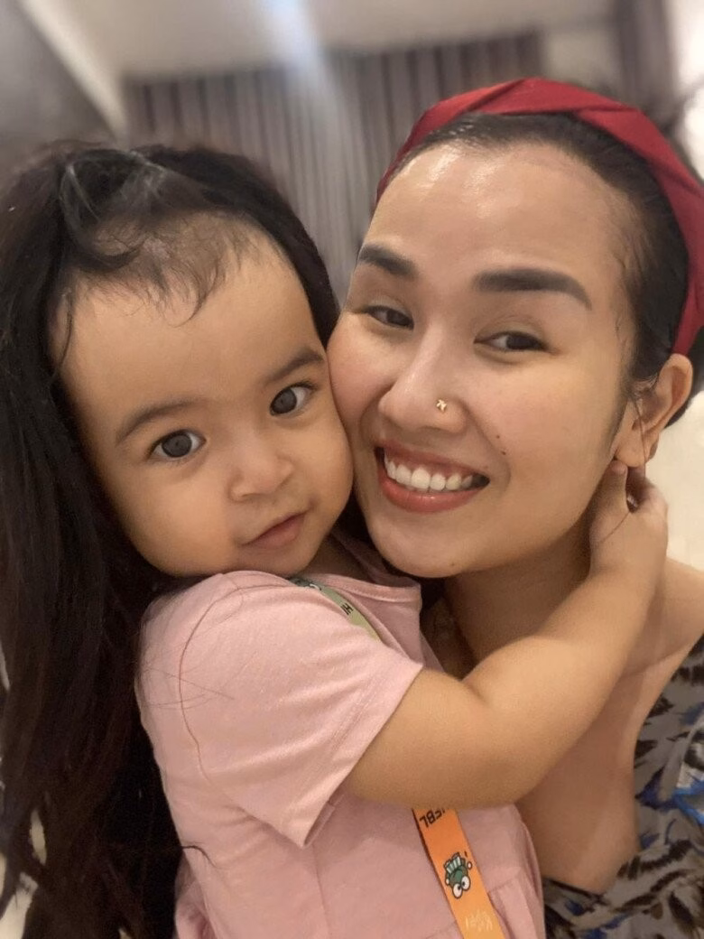 Con cái của sao Việt tài hoa: Lọ Lem dạy vẽ, Moon Võ Hạ Trâm vẽ chân dung mẹ với lá cờ Việt Nam Nữ ca sĩ tự hào, hạnh phúc khi con gái ngoan ngoãn, tình cảm.