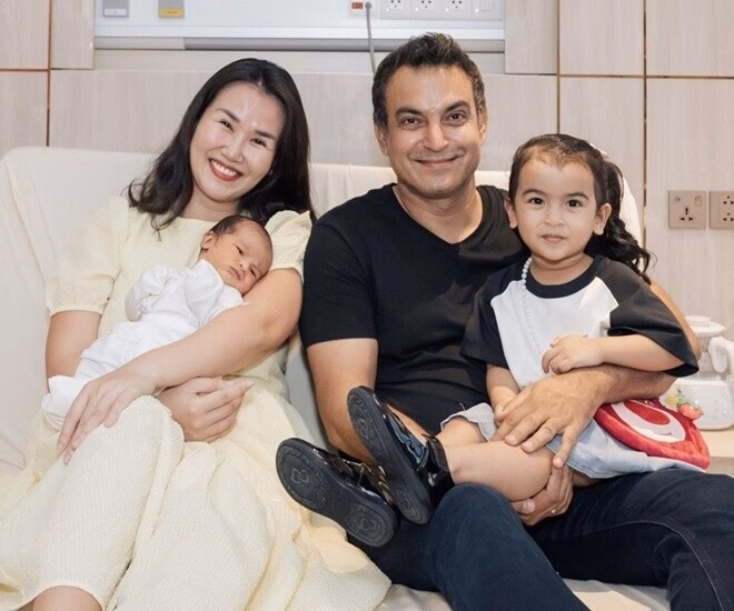 Con cái của sao Việt tài hoa: Lọ Lem dạy vẽ, Moon Võ Hạ Trâm vẽ chân dung mẹ với lá cờ Việt Nam Các con nhà nam đạo diễn đều mê vẽ, dù đi du lịch vẫn thích ngồi vẽ.