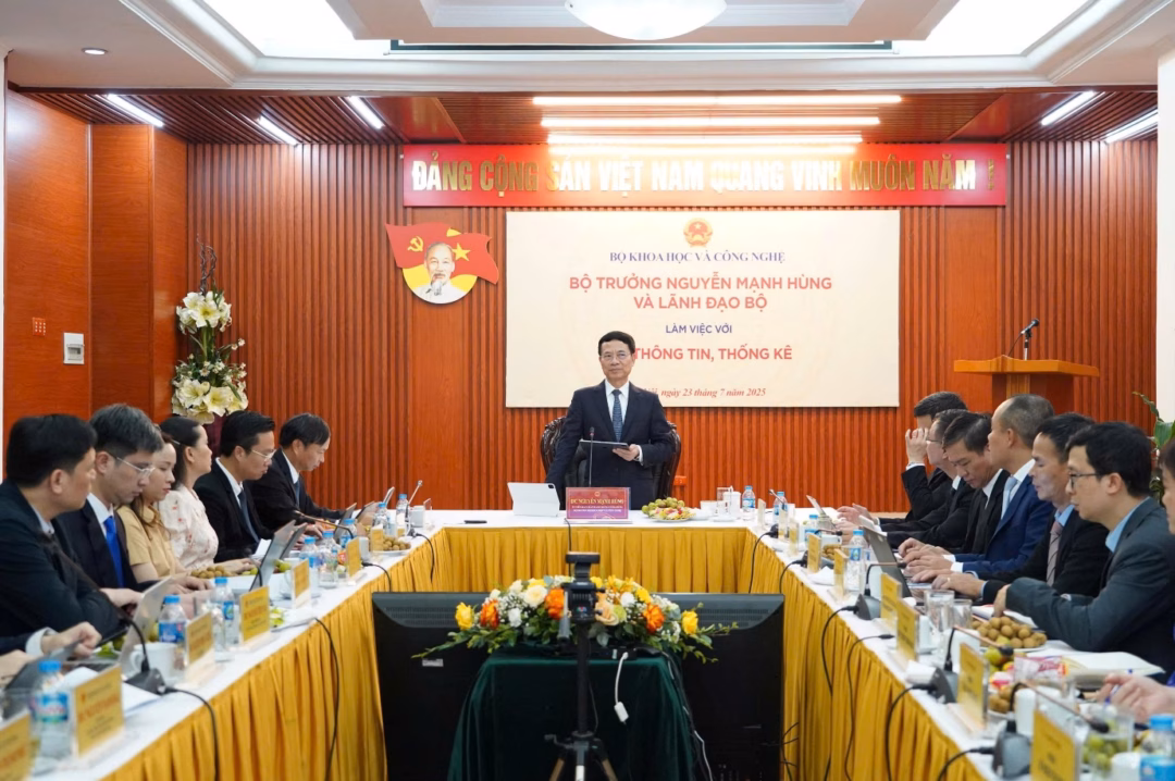 Bộ trưởng Nguyễn Mạnh Hùng chỉ rõ năm xu thế chiến lược của lĩnh vực thông tin, thống kê.
