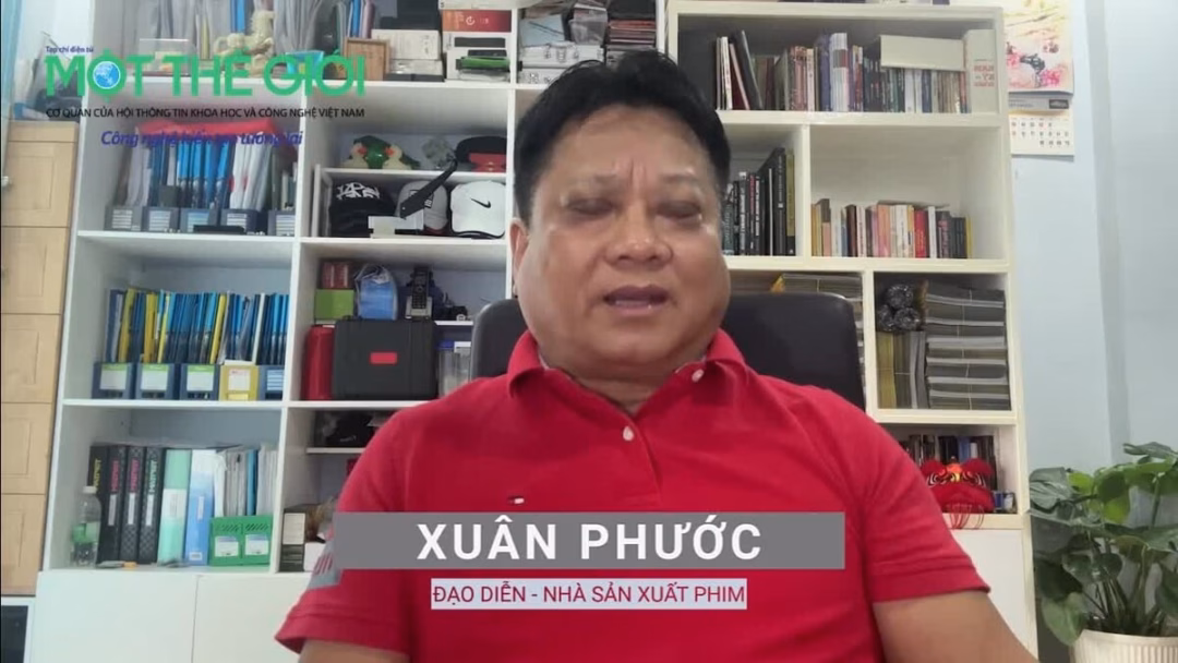 Đạo diễn Xuân Phước bên cạnh mô tô gắn hệ thống camera chống rung SHOTOVER G1 tại triển lãm NAB Show