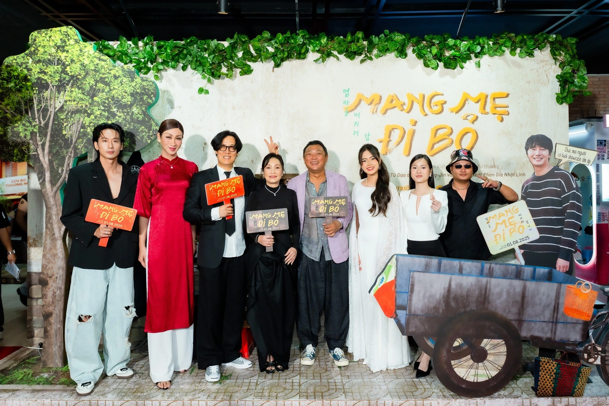 Đạo diễn Mo Hong Jin (thứ 3 từ trái sang) và Phan Gia Nhật Linh (thứ 5 từ trái sang) cùng dàn cast của Mang mẹ đi bỏ