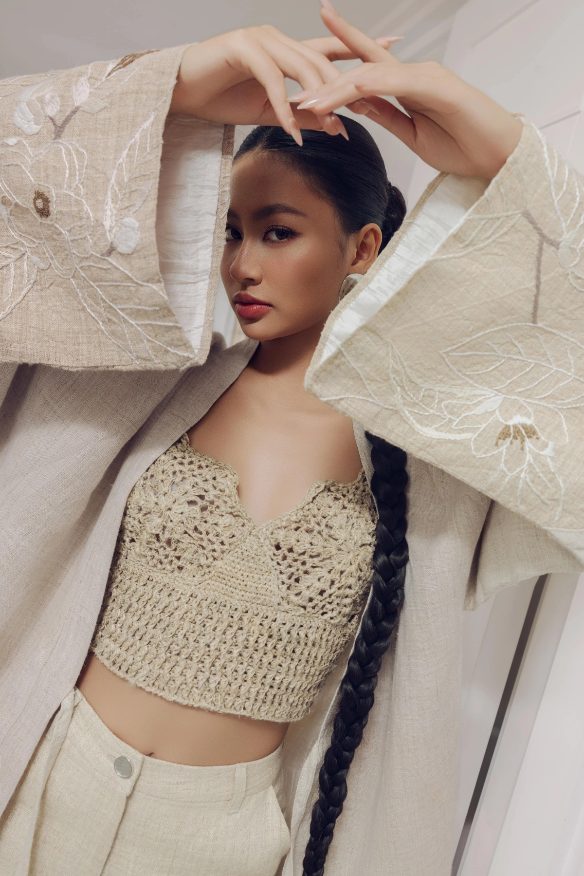 H’Hen Niê cùng đại diện Miss World Việt Nam tung bộ sưu tập thời trang từ trà my và vải gai dầu