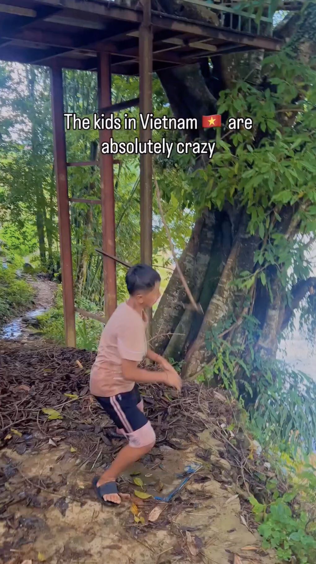 Dòng mô tả video của khách Tây khiến cộng đồng mạng hoang mang