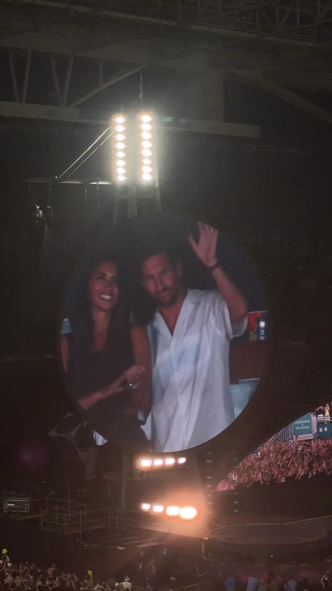 Video vợ chồng Messi vẫy tay chào khán giả ở concert của Coldplay