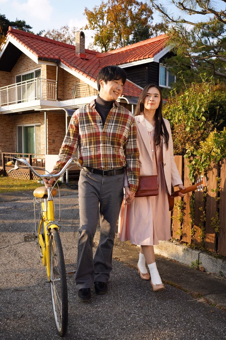 Nữ diễn viên nhí góp mặt trong phim Việt đạt triệu đô phòng vé là ai? Chia sẻ về Jung Il Woo, Juliet Bảo Ngọc tiết lộ: “Anh ấy rất thân thiện, tận tâm hỗ trợ tôi trong quá trình diễn xuất. Thật lòng mà nói, ngoại hình điển trai và cao ráo của anh ấy khiến tôi dễ dàng rung động khi nhập vai.