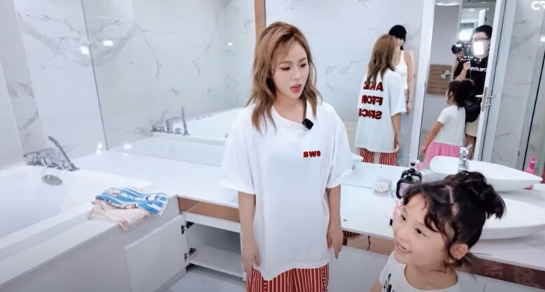 Phòng của con gái Ngọc Trinh dự định năm sau sẽ sửa. Cô bé tự xếp đồ, gấp quần áo một cách tự lập chứ không phải nhờ người giúp việc. Phòng tắm của cô bé cũng rất rộng, có phòng tắm nằm và phòng tắm đứng.