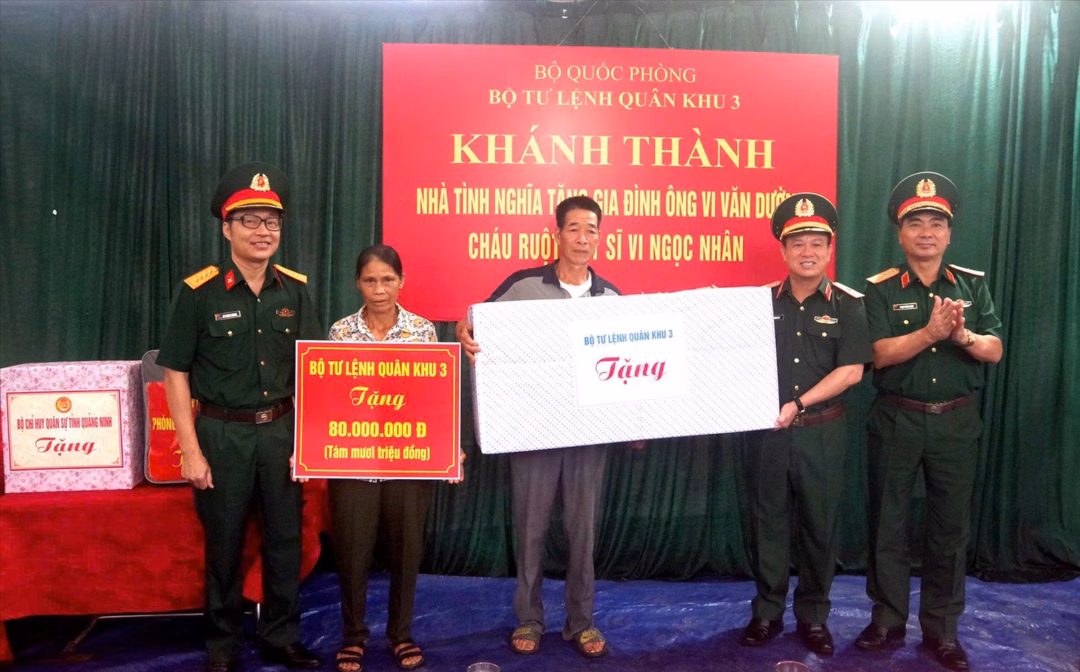 Thiếu tướng Khúc Thành Dư (thứ hai từ phải sang) trao số tiền hỗ trợ 80 triệu đồng và tặng quà cho gia đình ông Vi Văn Dường, thôn Khe Lánh, xã Bình Liêu (Ảnh: Văn Đảm - Bộ Chỉ huy Quân sự tỉnh Quảng Ninh)