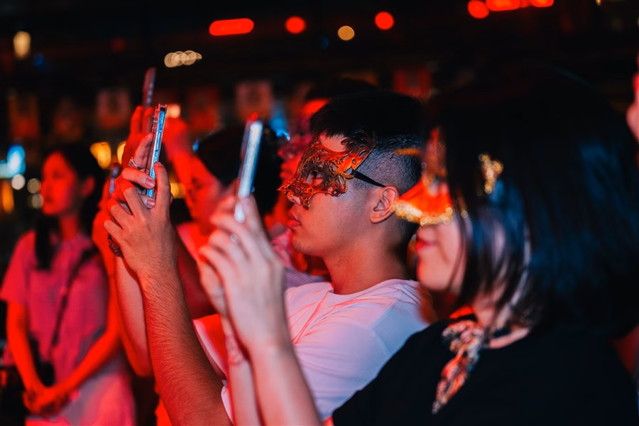 Du khách sẽ được lựa chọn mặt nạ theo sở thích để hòa vào không khí huyền ảo, bí ẩn của show