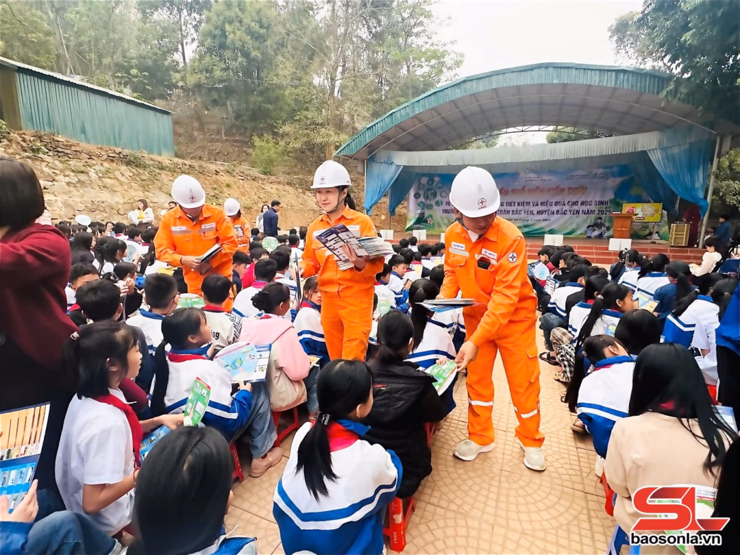 Phát tờ rơi tuyên truyền, phổ biến kiến thức về sử dụng năng lượng tiết kiệm và hiệu quả cho học sinh Trường Tiểu học và THCS xã Bắc Yên.