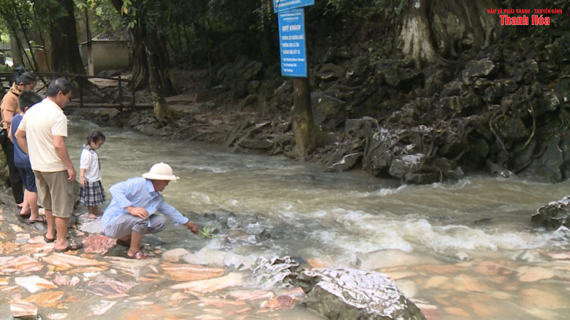 Dù mô hình chính quyền địa phương 2 cấp mới đi vào vận hành chưa lâu, song các địa phương đã thể hiện rõ sự chủ động, quyết liệt, linh hoạt trong chỉ đạo và triển khai phương án ứng phó thiên tai. Sự vận hành hiệu quả ấy không chỉ giúp bảo đảm an toàn tính mạng, tài sản cho người dân, mà còn tạo nền tảng vững chắc để ngành du lịch phục hồi nhanh chóng sau bão.