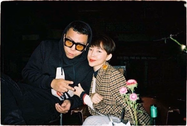 Chuyện tình của Tóc Tiên và Hoàng Touliver bị mẹ của nữ ca sĩ phản đối.