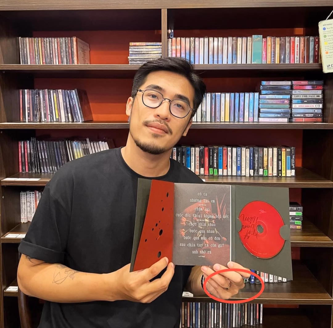 Từ sau khi thành người đàn ông của gia đình, Vũ. thường xuyên đeo nhẫn cưới